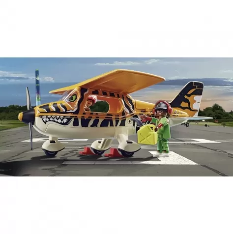 air stunt show tiger propeller plane: 3