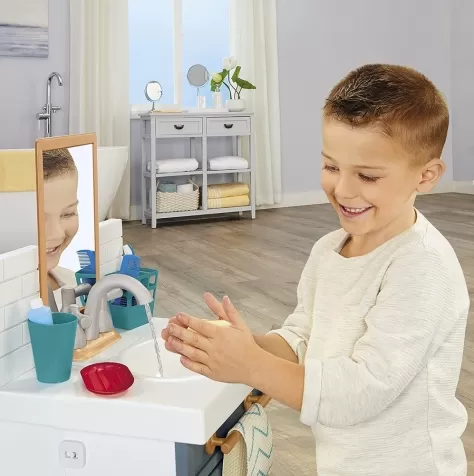 first bathroom sink - primo lavello del bagno con accessori