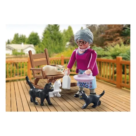 nonna con gatti