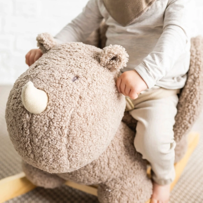 dondolo rinoceronte taupe in legno e peluche - 60x30x45cm: 3