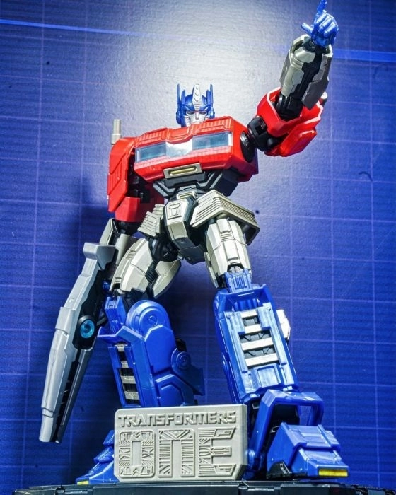 transformers - action edition 04 - g2 optimus prime - light-up eyes
