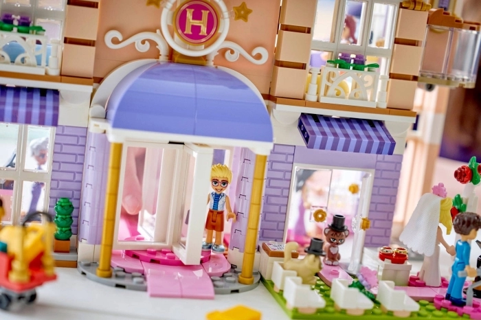 42704 - grand hotel di heartlake city