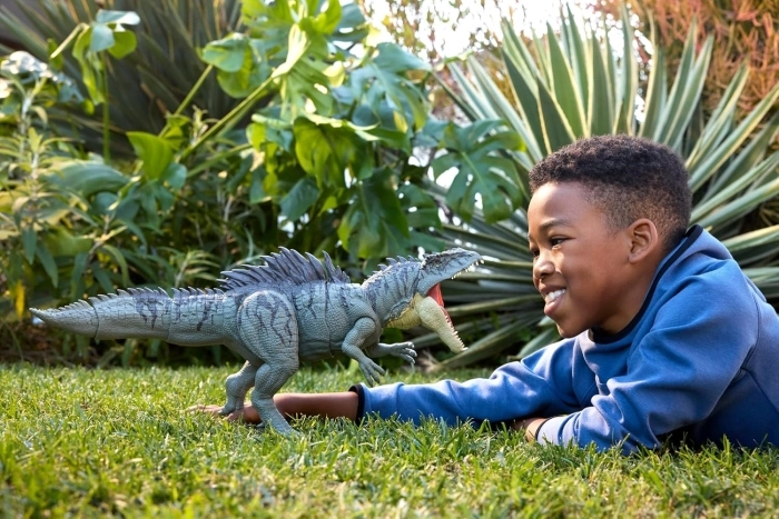 jurassic world - fall feature giganotosaurus